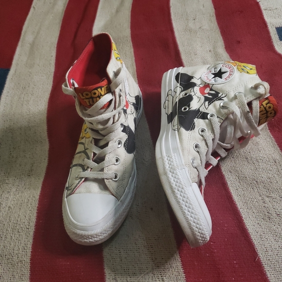 Looney Tunes x Converse size 6